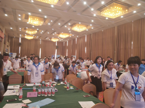 門(mén)店老板在培訓(xùn)課堂上與講師互動(dòng)