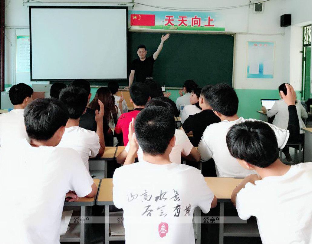 愛親學(xué)院姜院長為學(xué)生授課
