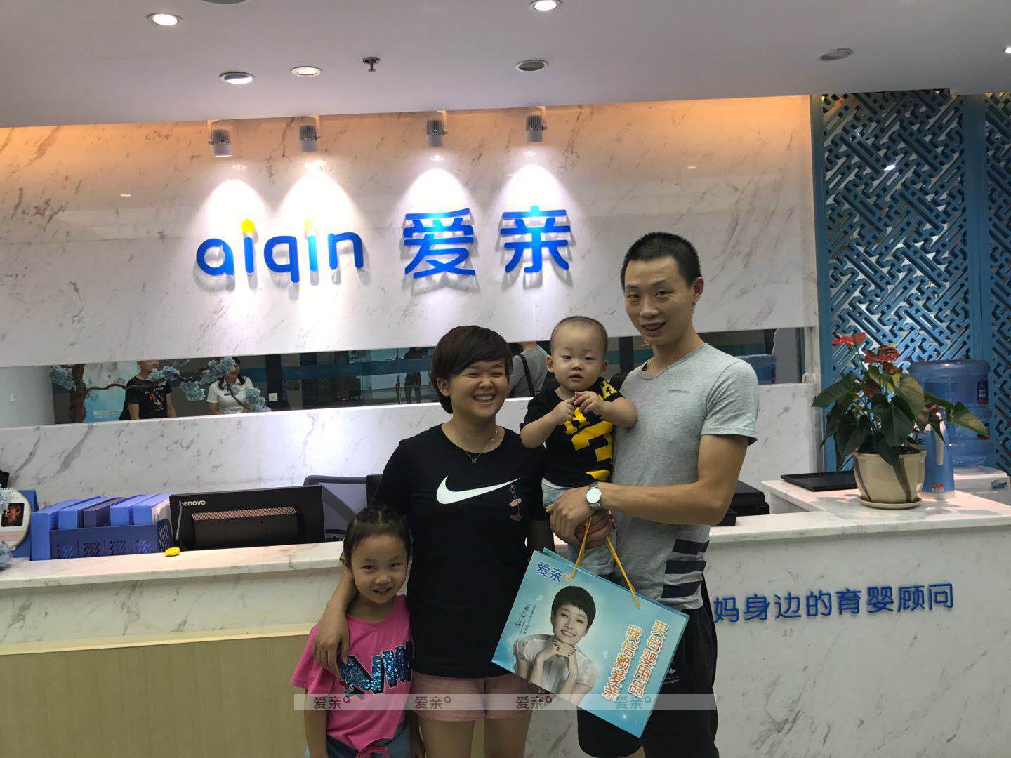 熱烈慶祝四川成都熊女士加盟愛親母嬰！預(yù)祝生意興隆！