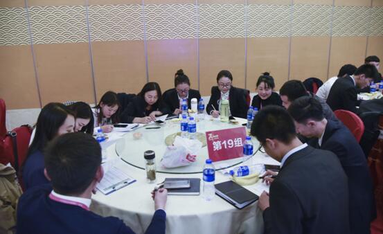 各組積極討論如何提升門店業(yè)績(jī)（一）