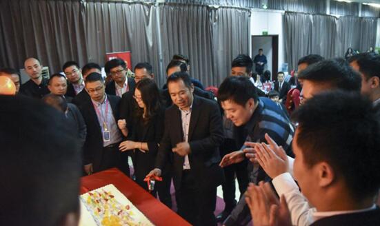 愛親母嬰各位高層領(lǐng)導(dǎo)切蛋糕儀式