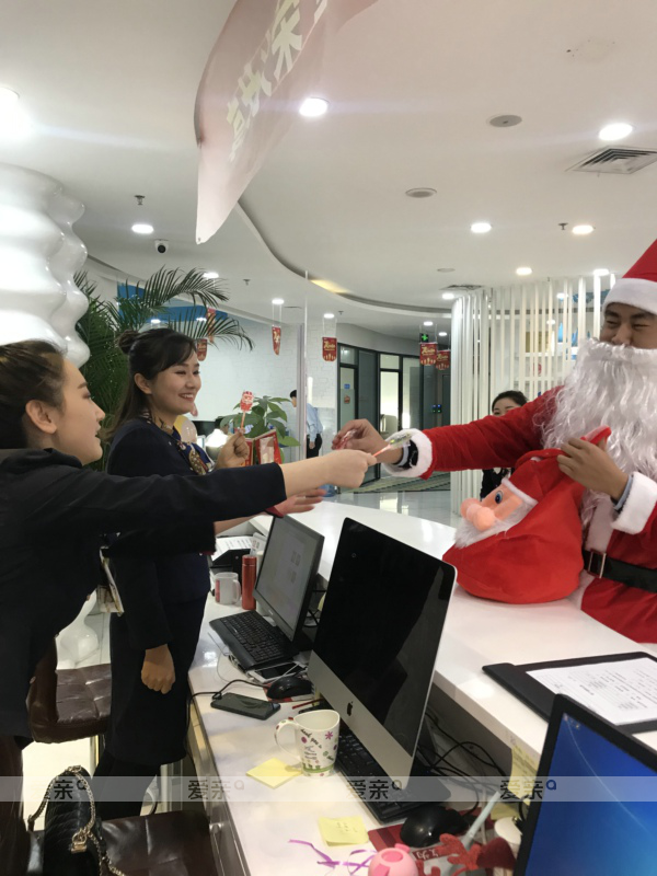 員工關(guān)懷 我們是認真的——愛親舉行圣誕節(jié)關(guān)愛員工活動