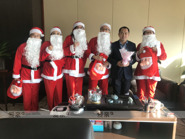 員工關(guān)懷 我們是認真的——愛親舉行圣誕節(jié)關(guān)愛員工活動